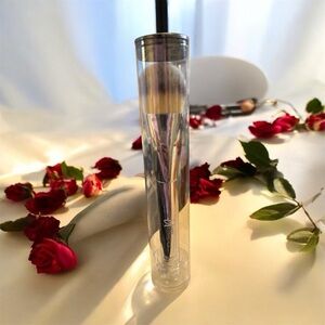 iT Cosmetic Makeup Brush with Silver Handle